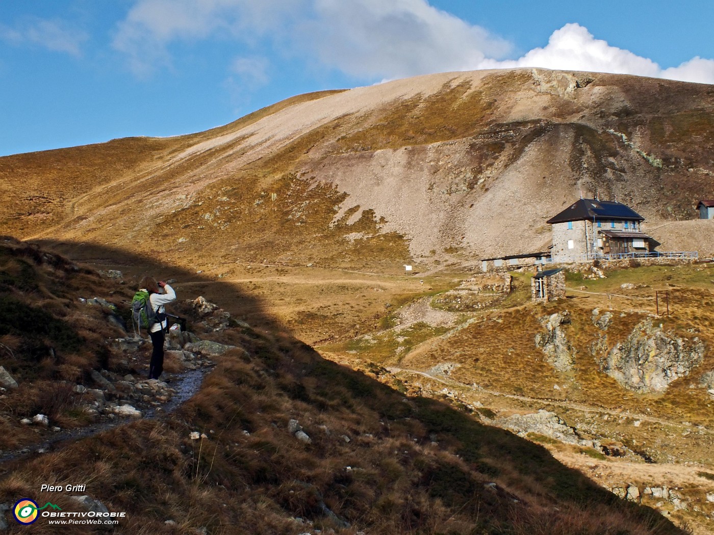 59 Rif. Grassi (1987 m) con Cima Camisolo (2157 m).JPG